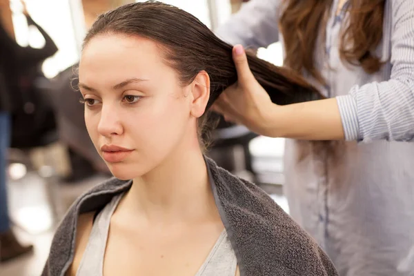 Coiffeur Peigne Cheveux Mouillés Une Jeune Femme — Photo