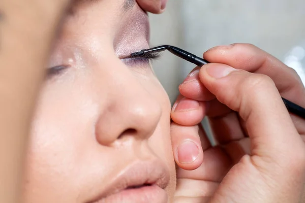 Maquillador Aplicado Eyelinear Ojo Del Cliente —  Fotos de Stock