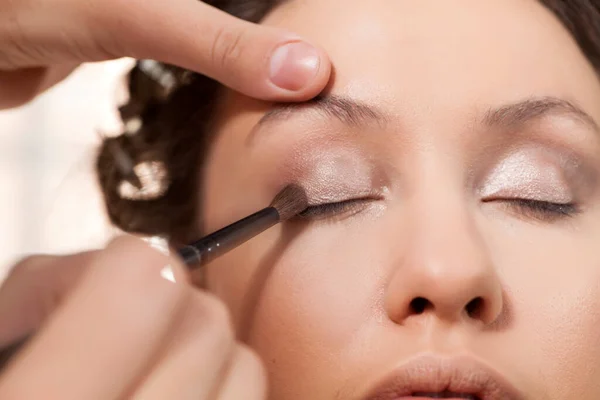 Maquillador Aplica Sombra Ojos Ojo Del Cliente — Foto de Stock