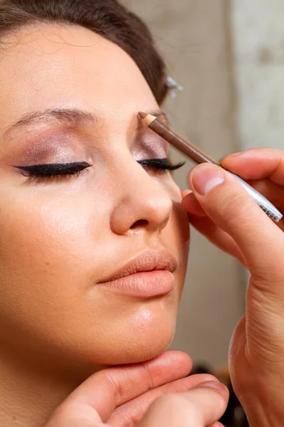 Maquillador Dando Forma Las Cejas Con Lápiz —  Fotos de Stock