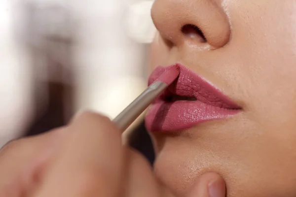 Artista Maquillaje Aplicando Lápiz Labial Los Labios Del Cliente —  Fotos de Stock