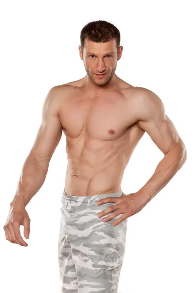 Mezzo Nudo Bello Muscoloso Giovane Uomo Posa Uno Sfondo Bianco — Foto Stock