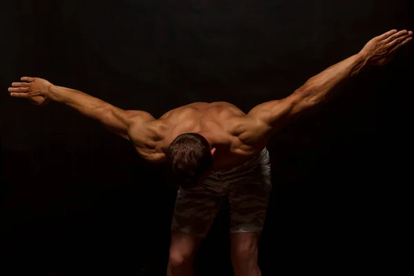 Semidesnudo Guapo Musculoso Joven Posando Sobre Fondo Oscuro — Foto de Stock