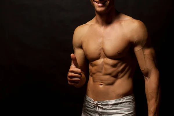 Mezzo Nudo Bello Muscoloso Giovane Uomo Posa Uno Sfondo Scuro — Foto Stock