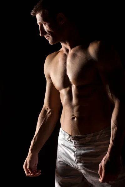 Mezzo Nudo Bello Muscoloso Giovane Uomo Posa Uno Sfondo Nero — Foto Stock