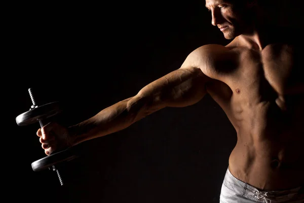 Muskulös Man Som Håller Vikt Mörk Bakgrund — Stockfoto
