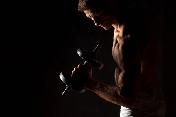 Homem Muscular Segurando Peso Fundo Escuro — Fotografia de Stock