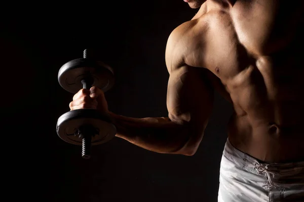 Musculoso Hombre Sosteniendo Peso Sobre Fondo Oscuro —  Fotos de Stock