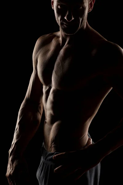 Silhouette Jeune Homme Moitié Beau Musclé Posant Sur Fond Sombre — Photo