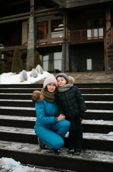 Mãe Filho Nas Escadas Edifício Juntos Inverno Olhando Para Câmera — Fotografia de Stock