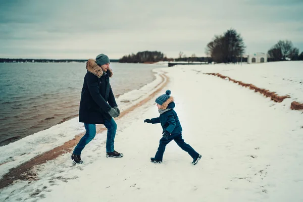 Filmagem Completa Pai Filho Brincando Juntos Praia Lago Inverno — Fotografia de Stock