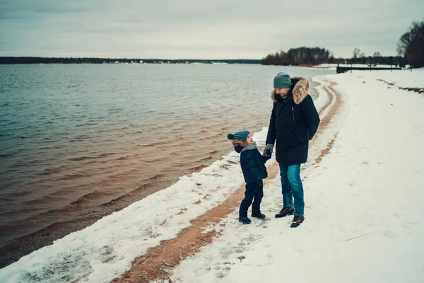 Мальчик Отец Смотрят Друг Друга Стоя Озера Зимой — стоковое фото