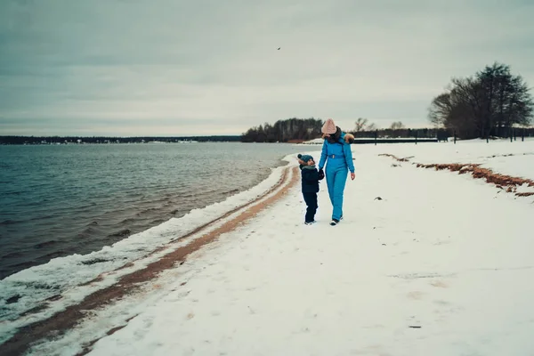 Menino Jovem Mulher Roupas Quentes Andando Juntos Perto Lago — Fotografia de Stock