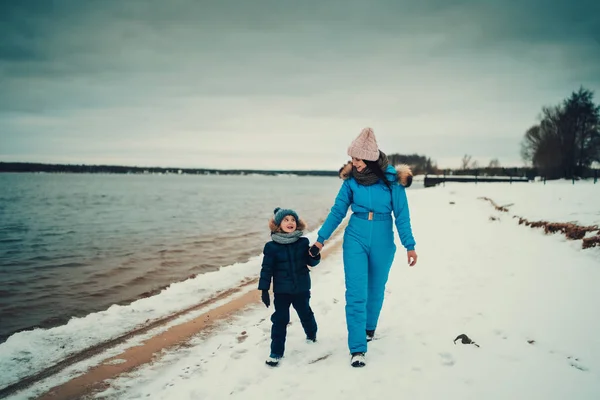 Boy Mother Looking Each Other While Walking Lake Cold Winter — Stock Photo, Image