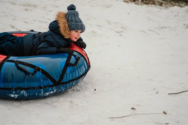 Vista Lateral Del Niño Pequeño Que Divierte Tubo Nieve Inflable — Foto de Stock