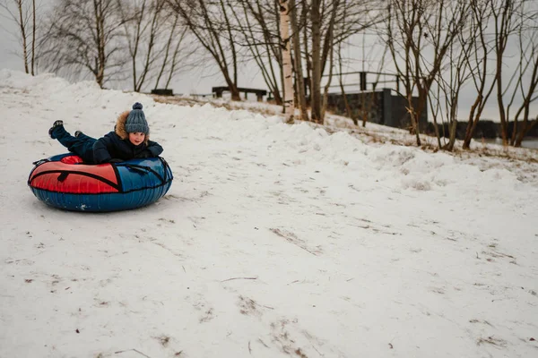 Munter Gutt Som Har Det Gøy Vinteren Med Oppblåsbar Snøtube – stockfoto