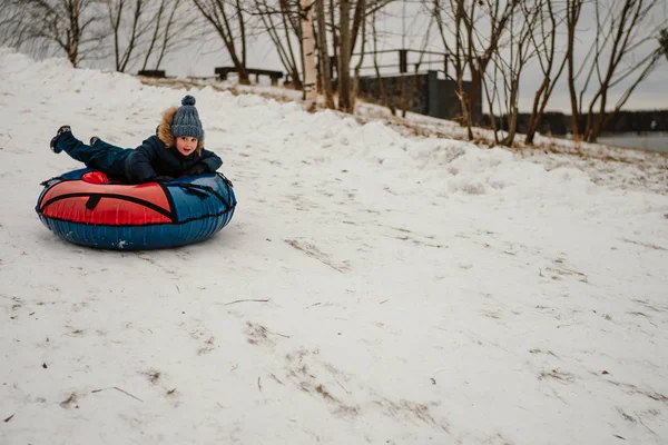 Adorabile Ragazzo Cavallo Giù Collina Sul Panino Tubi Inverno — Foto Stock