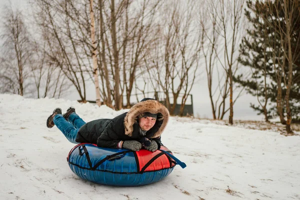 Man Looking Camera While Sledding Inflatable Snow Tube Witer Park — Stock Photo, Image