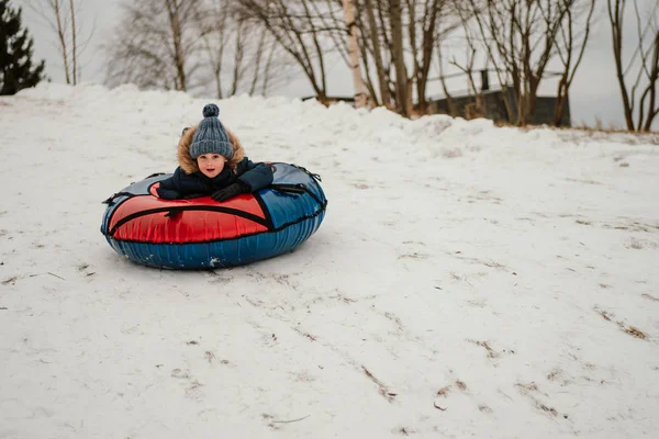 Heureux Garçon Chevauchant Colline Sur Tube Gonflable Neige Hiver — Photo