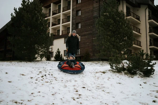 Otec Tráví Čas Synem Sedícím Trubkové Housce Stock Fotografie