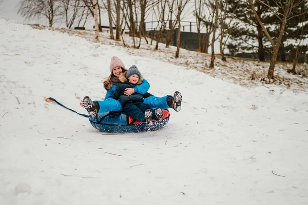 Mère Gaie Péché Heureux Descendant Colline Sur Tube Gonflable Neige — Photo