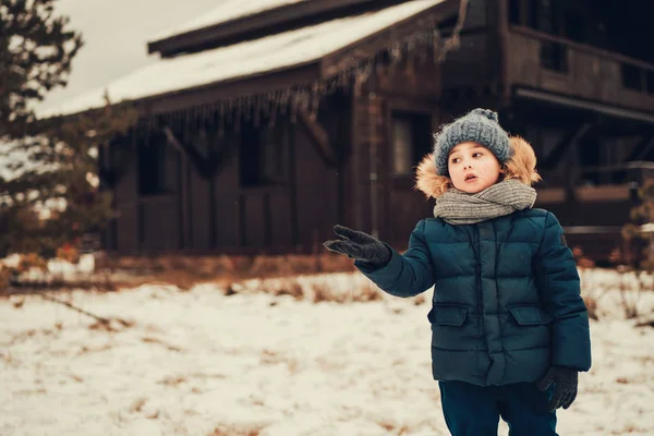 Кавказский Мальчик Днем Проверяет Снег Улице — стоковое фото