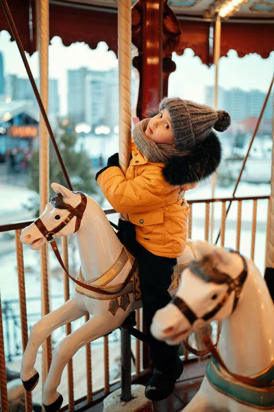 Garçon Avoir Amusant Équitation Carrousel Cheval Regarder Caméra Journée — Photo