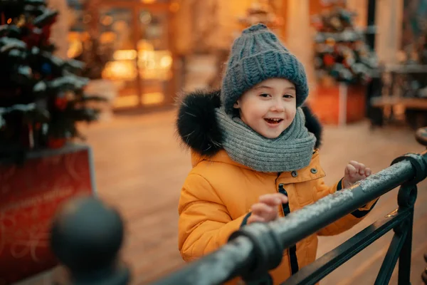 Sorrindo Menino Cerca Rua Com Árvores Natal Decoradas Fundo Fotos De Bancos De Imagens Sem Royalties