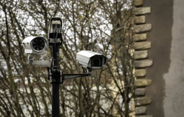 Ochrona Kamery Cctv na latarni w parku — Zdjęcie stockowe