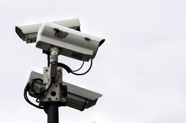 Gros plan d'une caméra de surveillance de sécurité sur un lampadaire — Photo