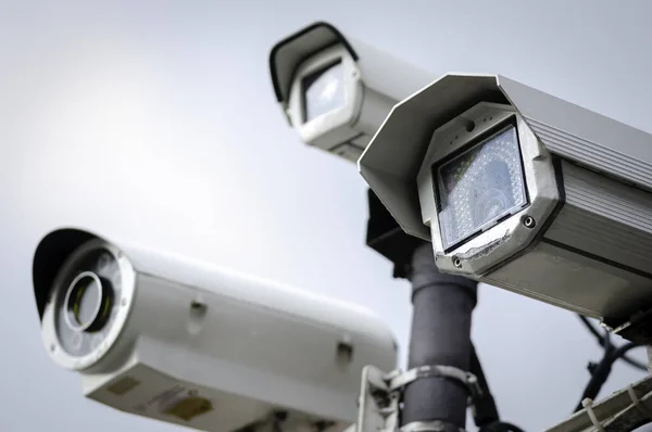 Primo piano di una telecamera di sicurezza su un lampione nel parco — Foto Stock