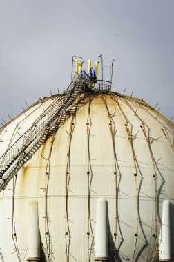 Gündüz Petrokimya Endüstrisinde Küresel Doğal Gaz Tankı, Gijon, Asturias, İspanya.
