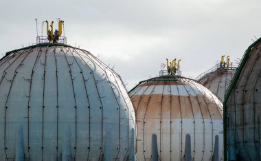 Gündüz Petrokimya Endüstrisinde Küresel Doğal Gaz Tankı, Gijon, Asturias, İspanya.