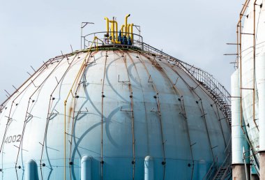 Gündüz Petrokimya Endüstrisinde Küresel Doğal Gaz Tankı, Gijon, Asturias, İspanya.