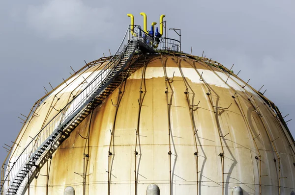 Gündüz Petrokimya Endüstrisinde Küresel Doğal Gaz Tankı, Gijon, Asturias, İspanya.