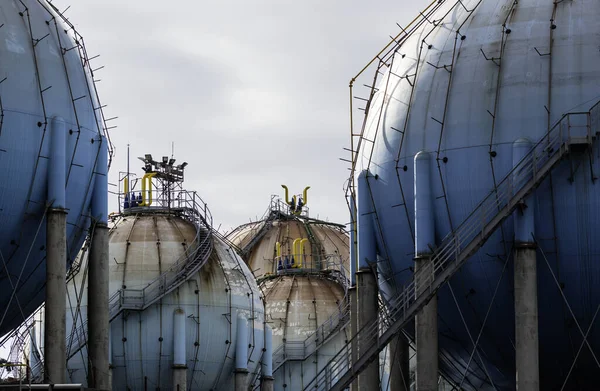 Tanque de gas natural esférico en la industria petroquímica a la luz del día, Gijón, Asturias, España . — Foto de Stock