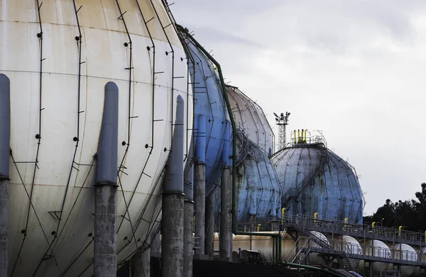 Tanque de gas natural esférico en la industria petroquímica a la luz del día, Gijón, Asturias, España . — Foto de Stock