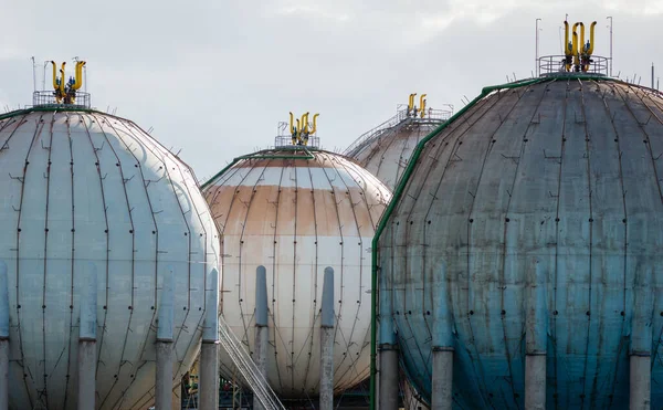 Tanque de gas natural esférico en la industria petroquímica a la luz del día, Gijón, Asturias, España . — Foto de Stock