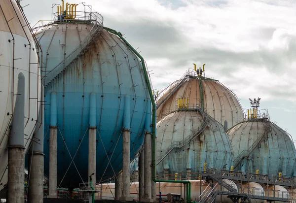 Gündüz Petrokimya Endüstrisinde Küresel Doğal Gaz Tankı, Gijon, Asturias, İspanya.