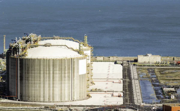 Tanque de gas natural en la industria petroquímica a la luz del día, Gijón, Asturias, España . — Foto de Stock