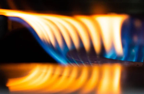 Gaz Ocağı Ocağında Bulanık Mavi ve Sarı Alevlerin Makro Görüntüsü.
