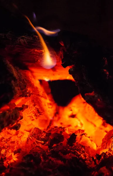 Close-up de bosques em chamas e Embers dentro de uma lareira . — Fotografia de Stock