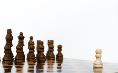 Takım. Beyaz Satranç Piyonları siyah beyaz satranç tahtasında. Lider.