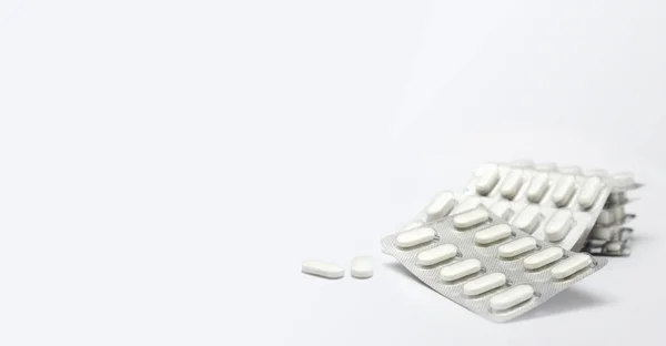 Montón Pastillas Médicas Blancas Paquete Plástico Concepto Salud Medicina —  Fotos de Stock