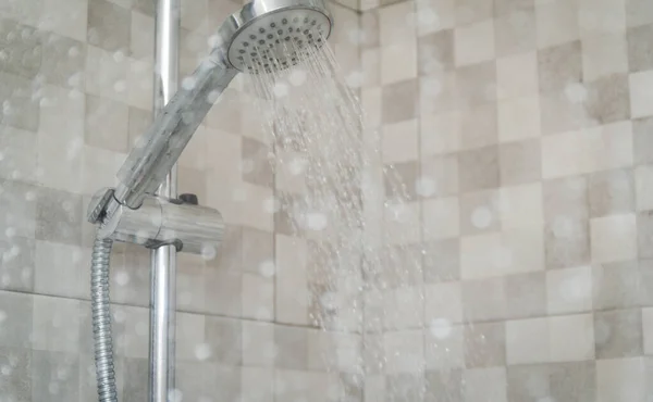 Frische Dusche Hinter Feuchtem Glasfenster Wassertropfen Plätschern Wasser Läuft Aus — Stockfoto