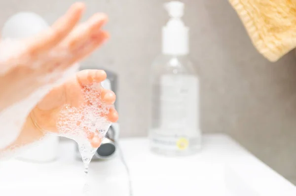 Hygienický Koncept Dítě Myje Ruce Mýdlem Vodou Koupelně — Stock fotografie