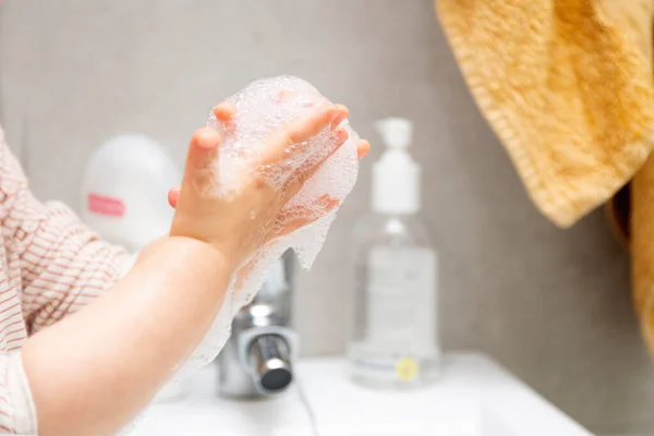 Kind Wäscht Sich Badezimmer Die Hände Mit Seife Und Wasser — Stockfoto
