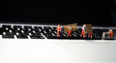 Arkaplanda klavyeli mobilyaları hareket ettiren figürlerin minyatürleri.