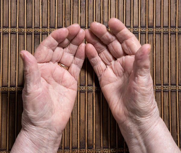 Oude gerimpeld vrouw handen — Stockfoto