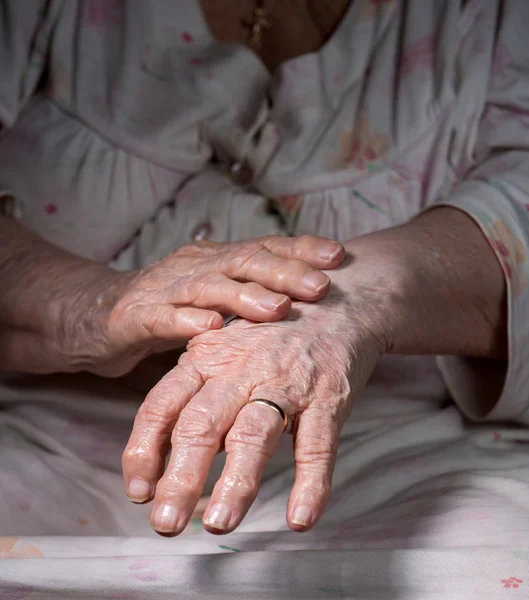 Les mains de la vieille femme ridée — Photo